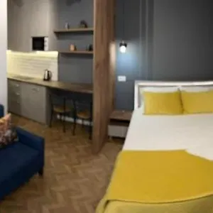 Florent's Superb Studio, Free Parking & Garden!! Homestay Tirana